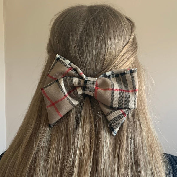 Hair bow clip, adult bow in beige tarta